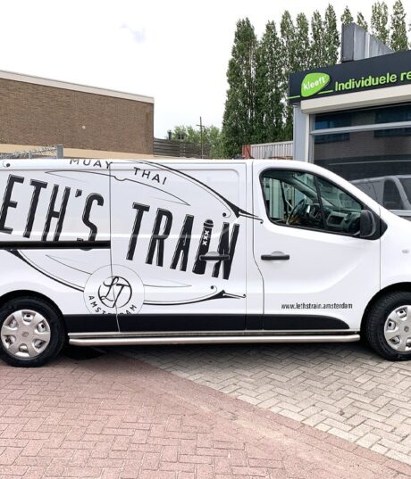Grote reclame op auto